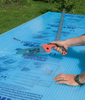 Byg selv udestue: Tagpladerne skærer vi til Byg selv udestue: Tagpladerne skærer vi til